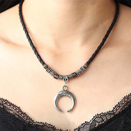 collier en alliage noir avec motif de lune tissé