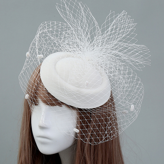 chapeau blanc de conception de boule floue de maille