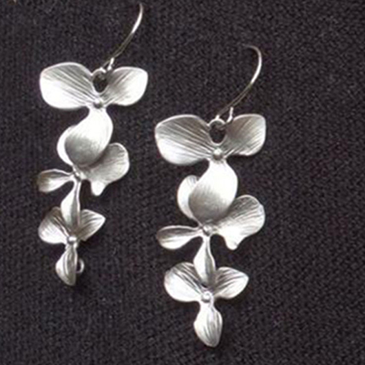 boucles d'oreilles en alliage à motif floral blanc argenté