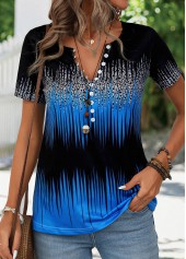 Himmelblaues T-Shirt mit geteiltem Ausschnitt und Knöpfen in Ombré-Optik