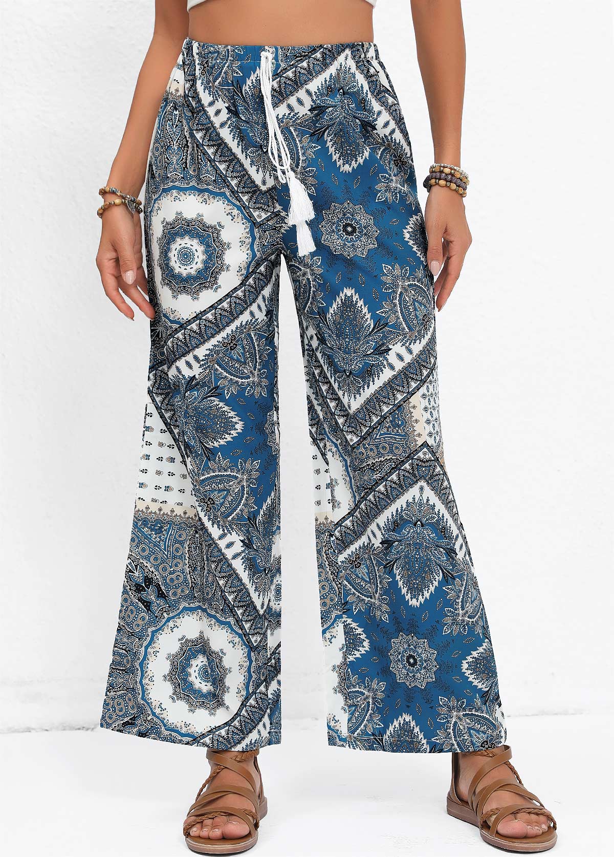 Pantalon en denim bleu à taille élastique avec imprimé tribal et pompon