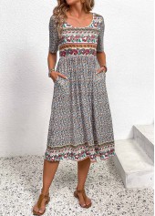 gerüschtes buntes Kleid mit Rundhalsausschnitt und kleinem Blumenmuster