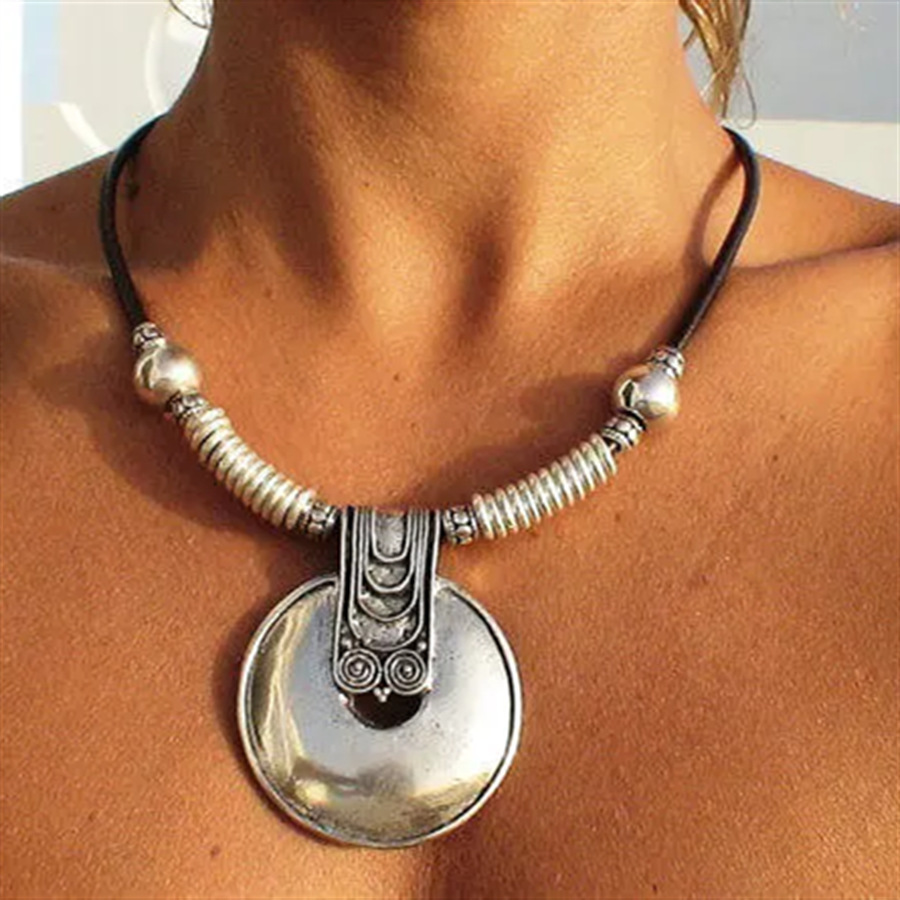 collier rond argenté avec détails en alliage blanc