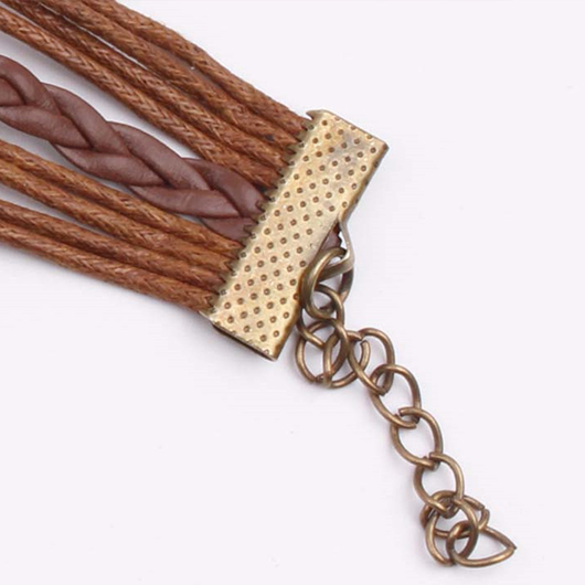 Armband aus Kunstleder mit Buchstabendesign in dunklem Kaffeebraun