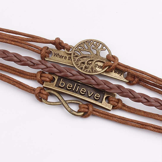 Armband aus Kunstleder mit Buchstabendesign in dunklem Kaffeebraun
