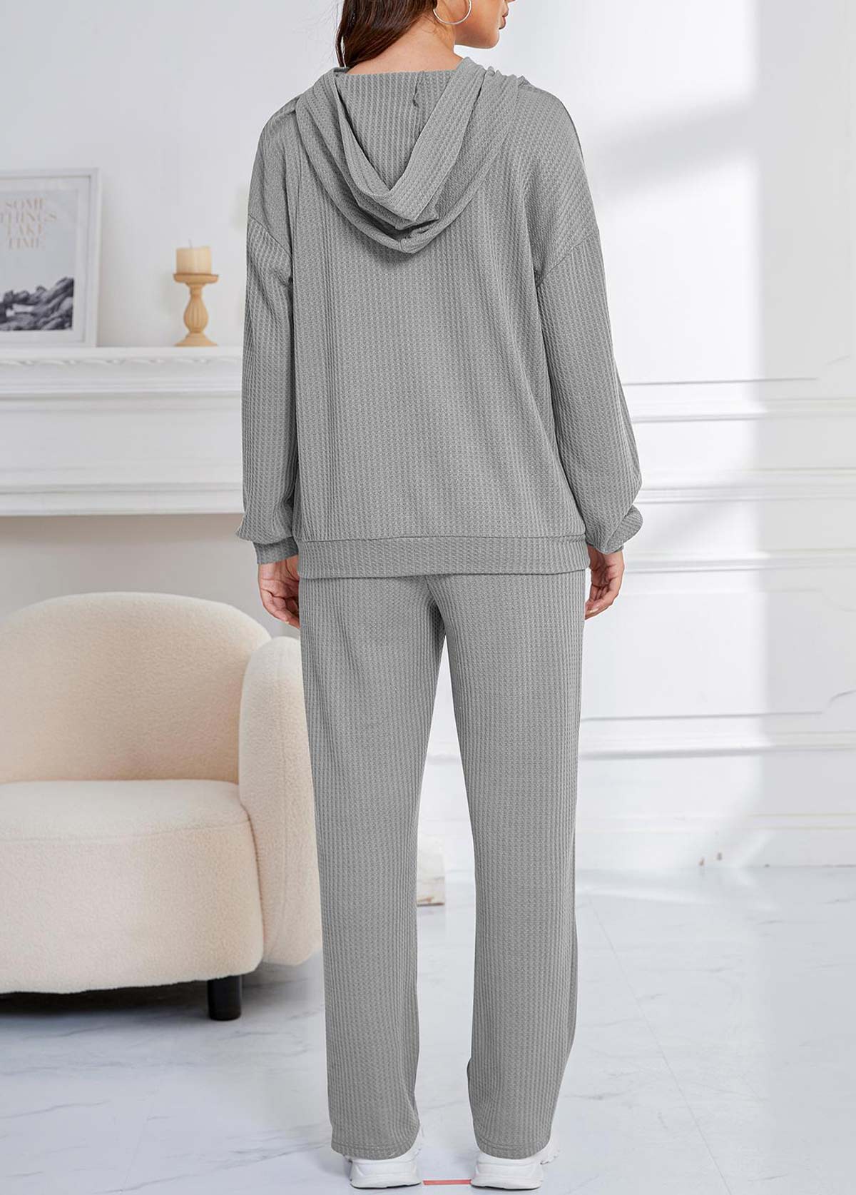 haut de détente à manches longues et pantalon à capuche gris