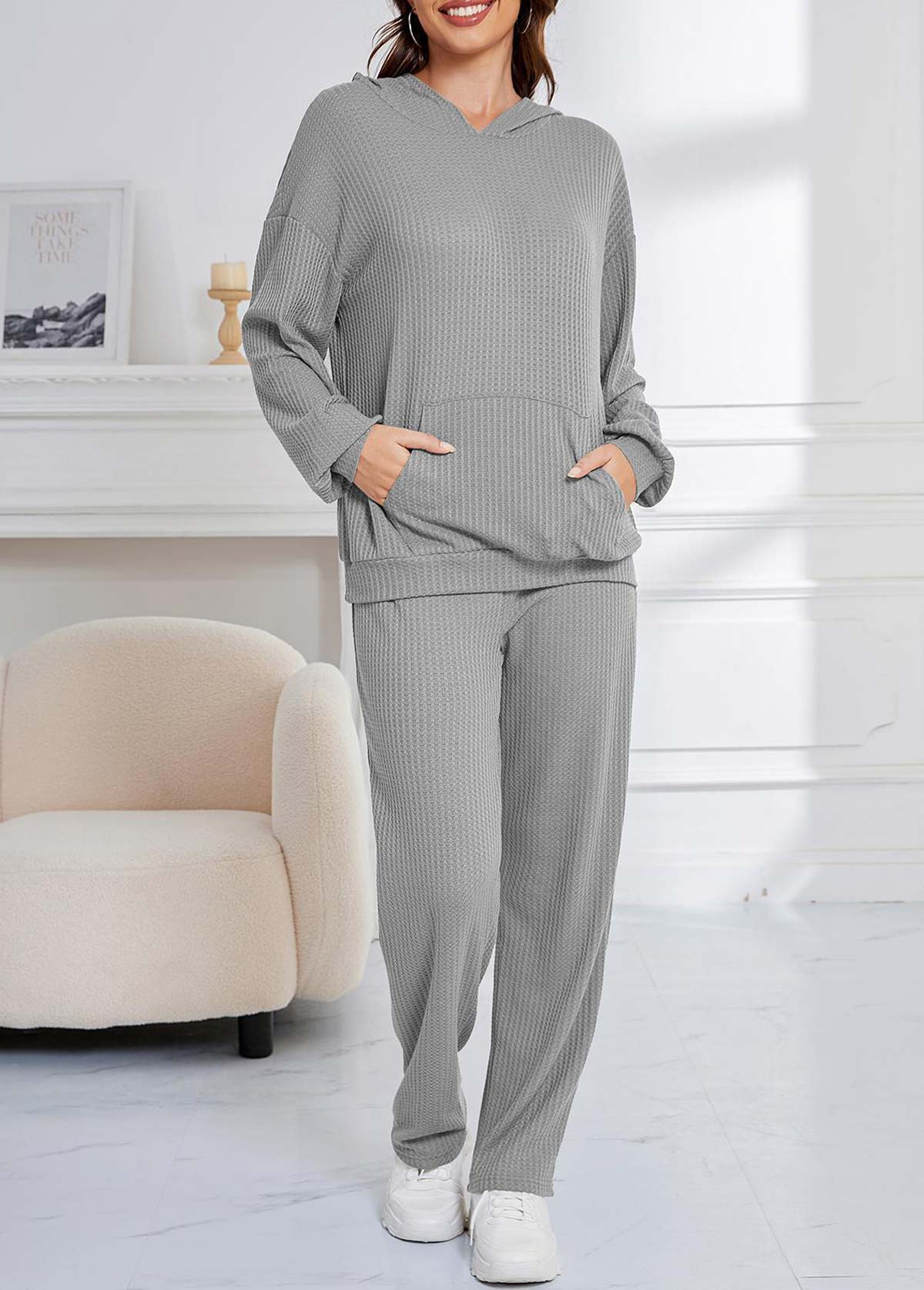 haut de détente à manches longues et pantalon à capuche gris