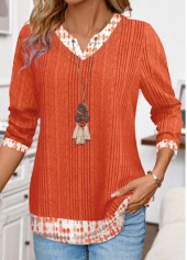 Rotita – T-Shirt mit Patchwork und Batikmuster in Orange mit Schlitzkragen