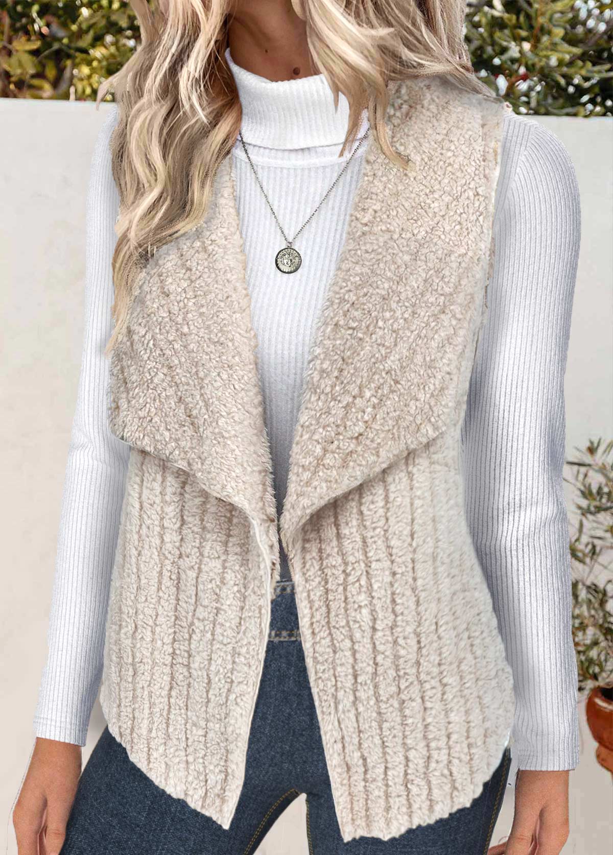 Gilet sans manches à col rabattu en peluche légère de couleur camel de Rotita
