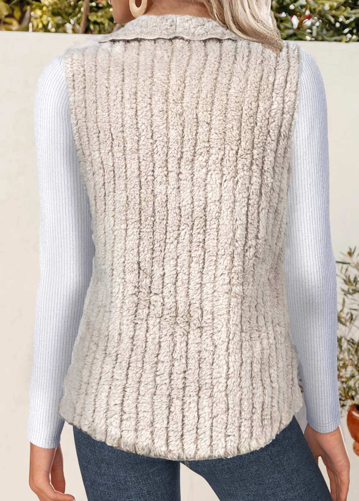 Gilet sans manches à col rabattu en peluche légère de couleur camel de Rotita