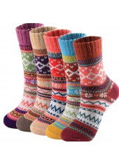Mehrfarbige wadenlange Socken mit weihnachtlichem geometrischem Muster