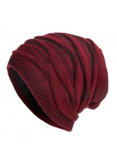 Weinrote Beanie-Mütze mit Strickdesign