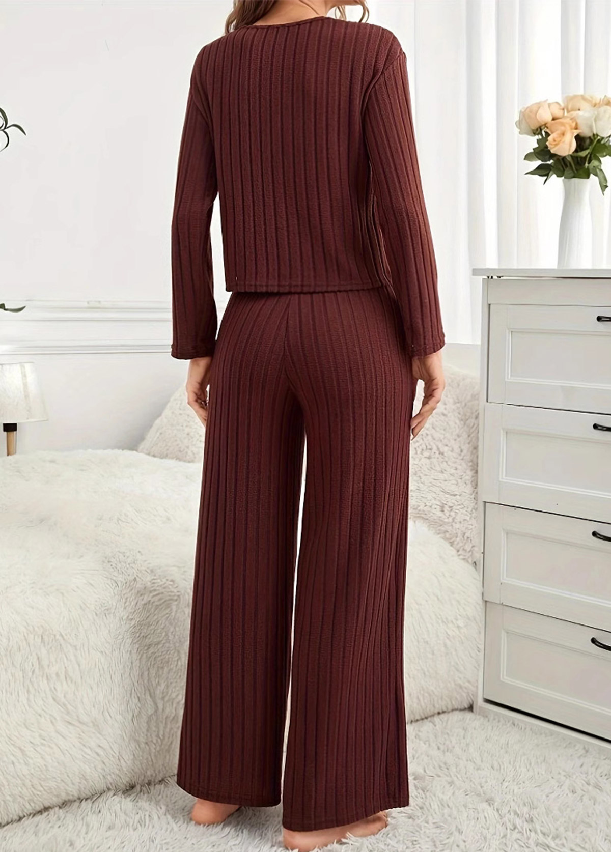 Lounge-Oberteil und Hose mit Rundhalsausschnitt in Dunkelkaffee