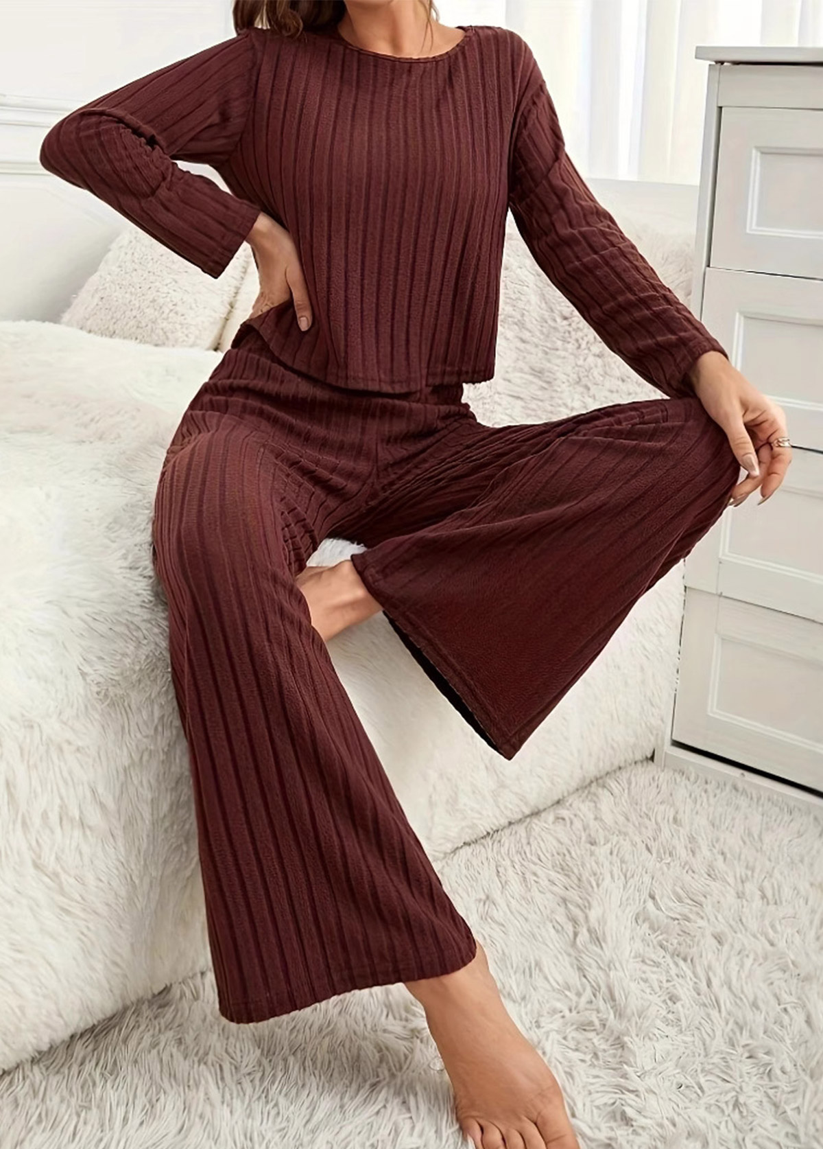 Lounge-Oberteil und Hose mit Rundhalsausschnitt in Dunkelkaffee