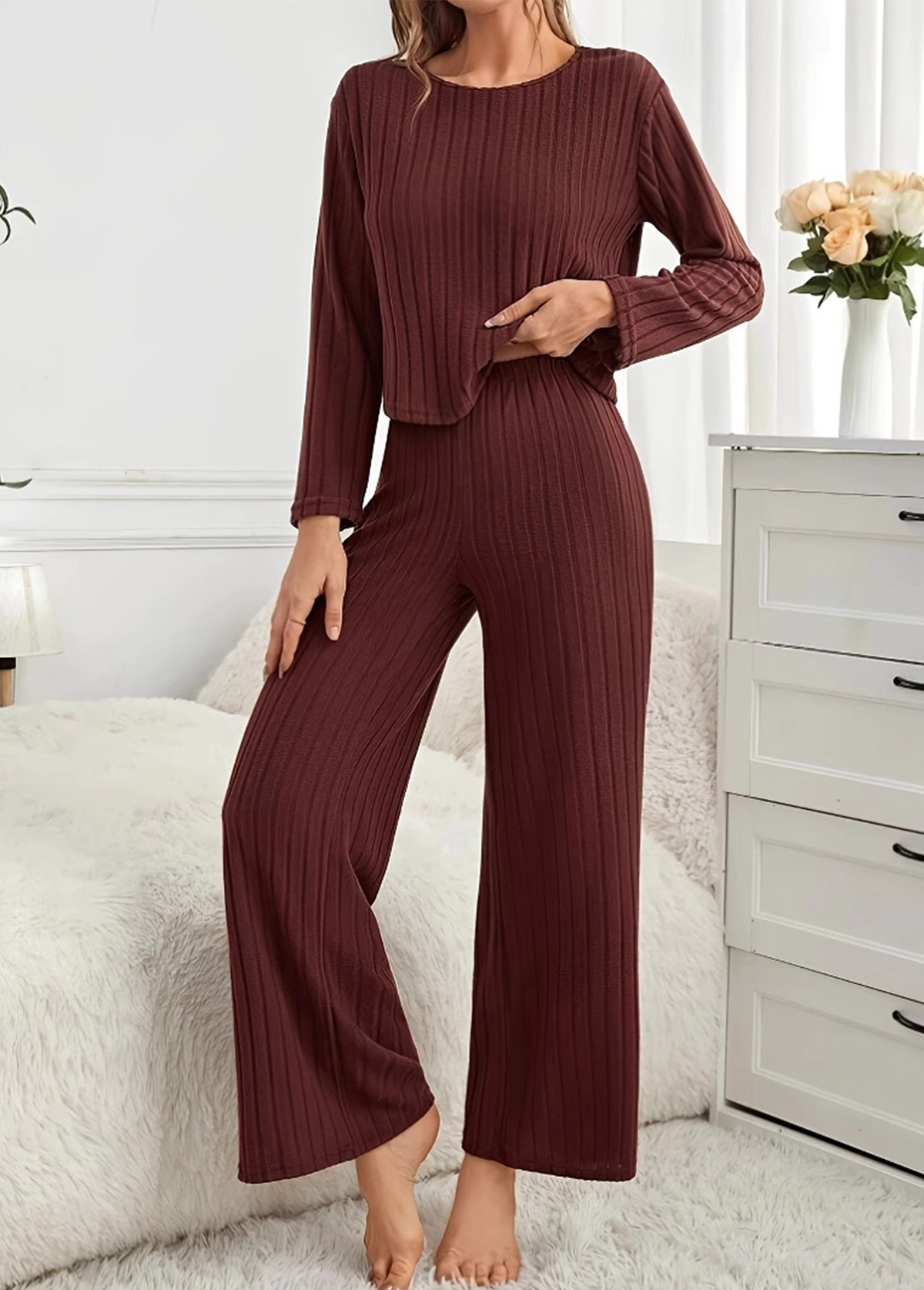Lounge-Oberteil und Hose mit Rundhalsausschnitt in Dunkelkaffee