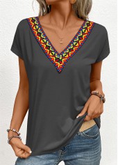 dunkelgraues T-Shirt mit V-Ausschnitt und Patchwork-Tribal-Print