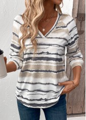 T-Shirt mit V-Ausschnitt und Batikmuster in Hellkamel von Rotita