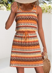 Rotita – Kurzes ärmelloses Kleid mit Rundhalsausschnitt und Kordelzug im Tribal-Print in Orange