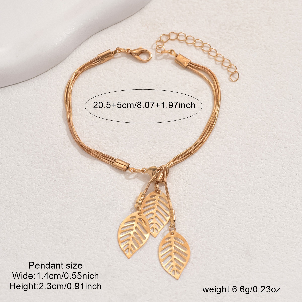 bracelet creux en cuivre doré à motif de feuille