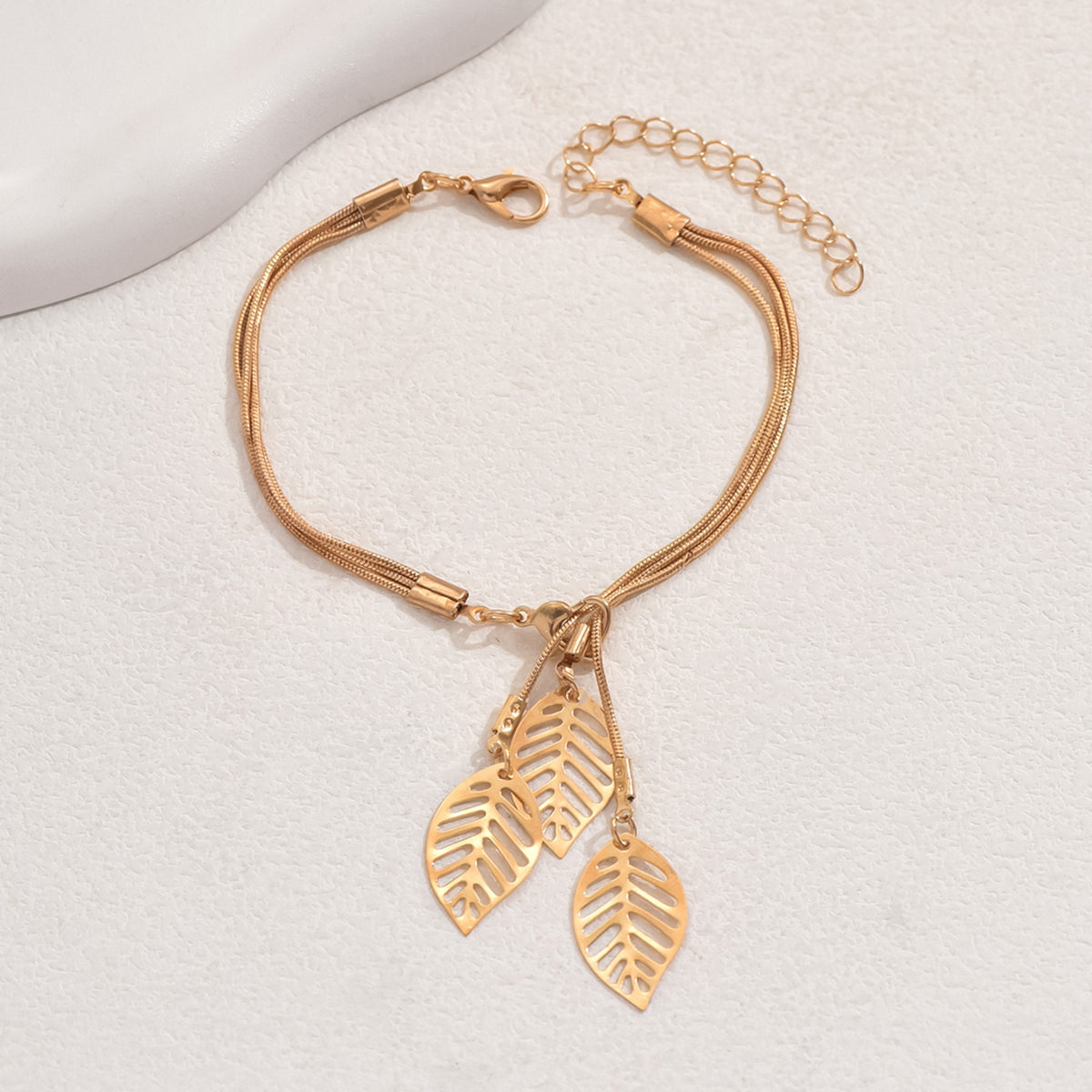 bracelet creux en cuivre doré à motif de feuille