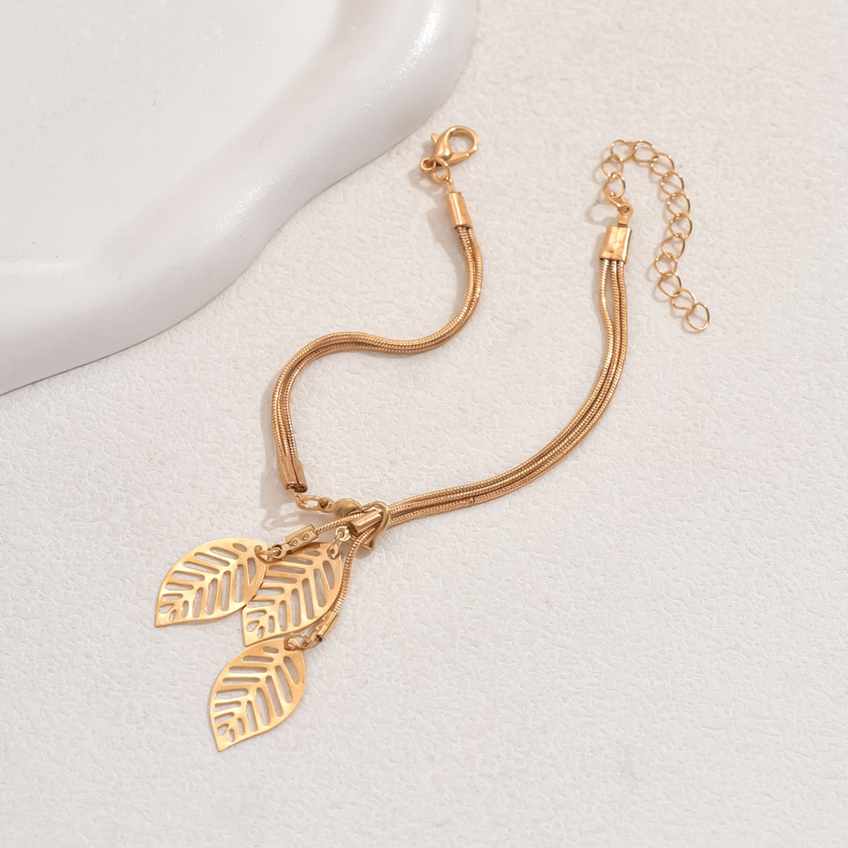 bracelet creux en cuivre doré à motif de feuille