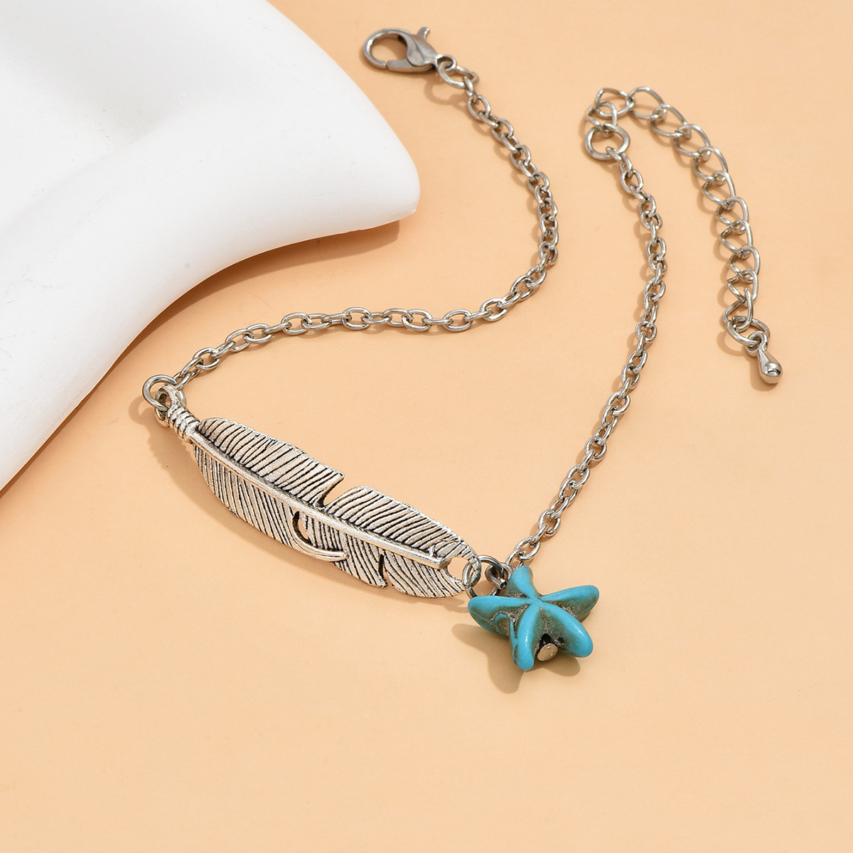 Bracelet de cheville en alliage d'argent avec motif d'étoile de mer et de plumes
