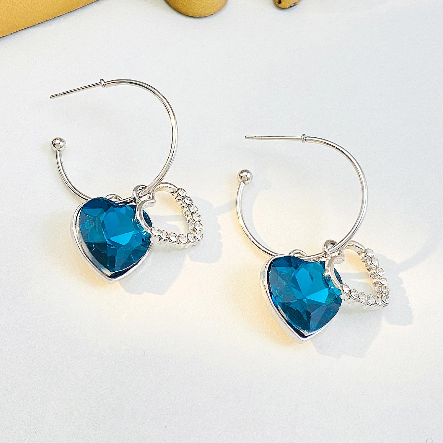 boucles d'oreilles en alliage bleu avec détails en strass en forme de cœur