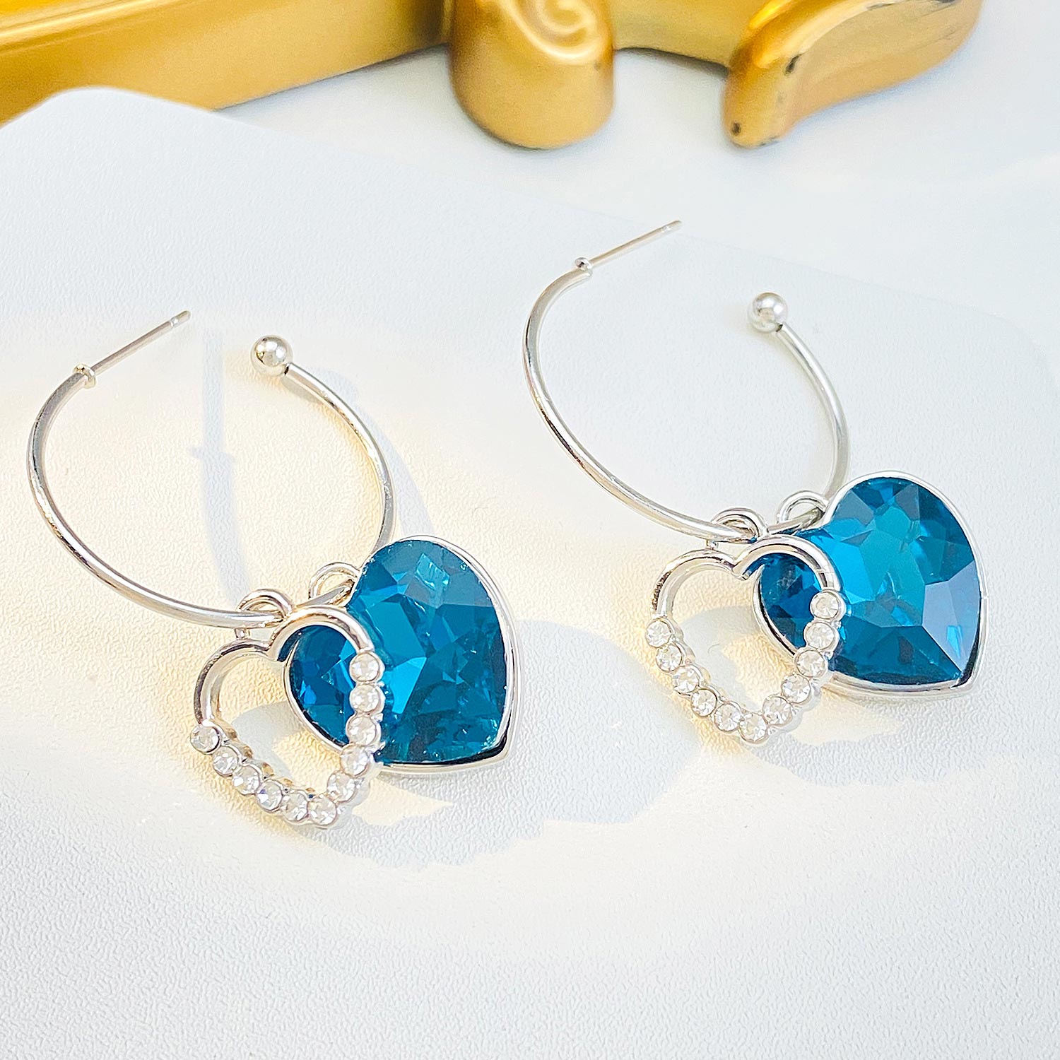 boucles d'oreilles en alliage bleu avec détails en strass en forme de cœur
