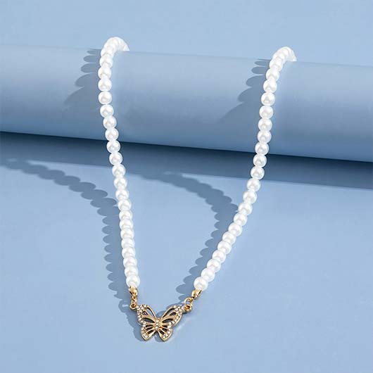 collier de perles de couleur blanche avec détails en alliage