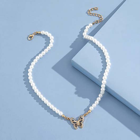 collier de perles de couleur blanche avec détails en alliage