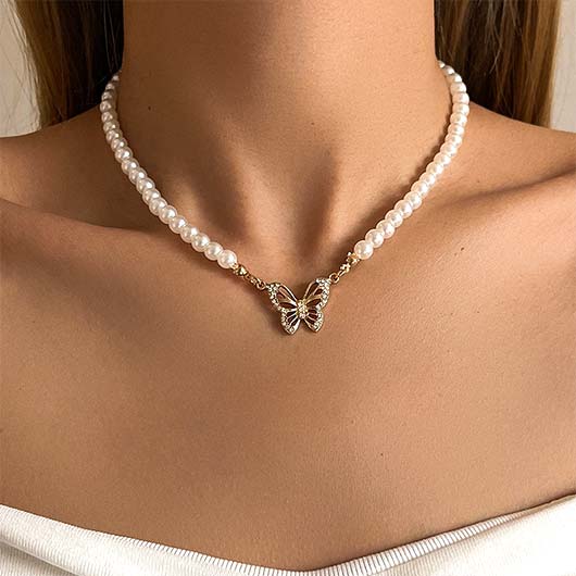 collier de perles de couleur blanche avec détails en alliage