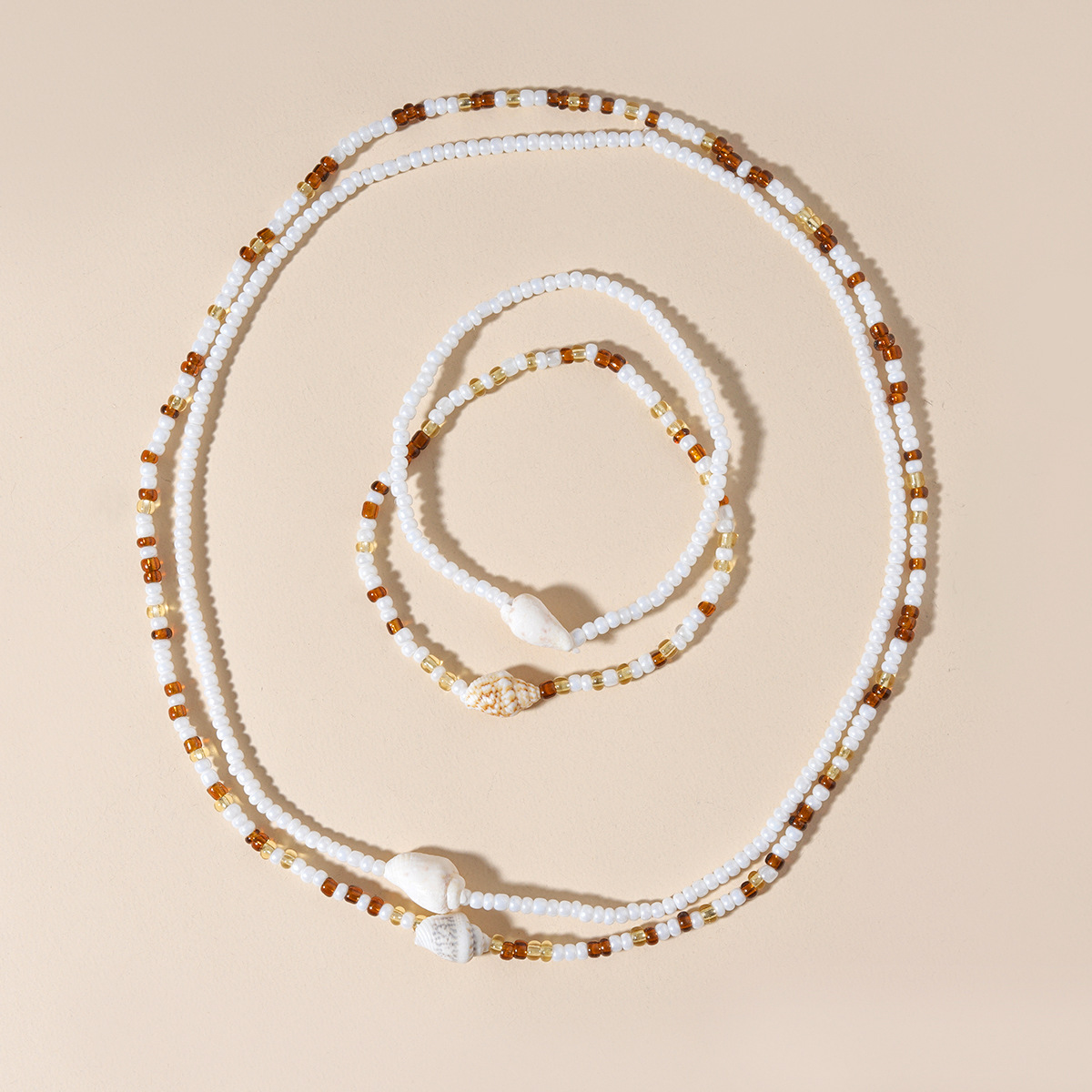 colliers et bracelets en perles blanches de coquillages