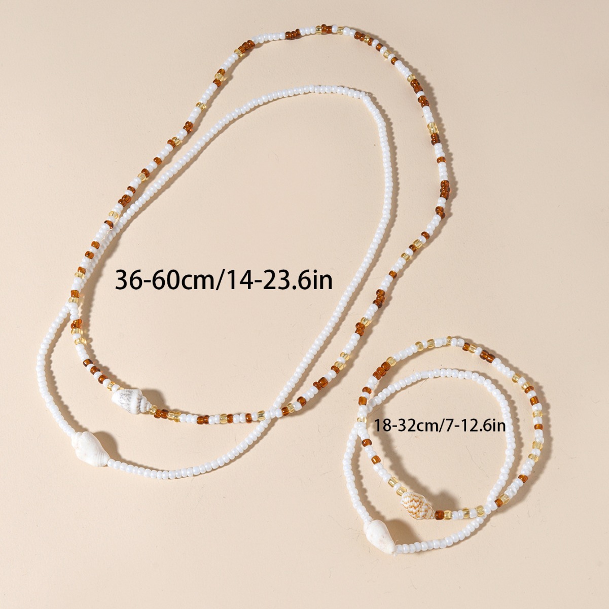 colliers et bracelets en perles blanches de coquillages