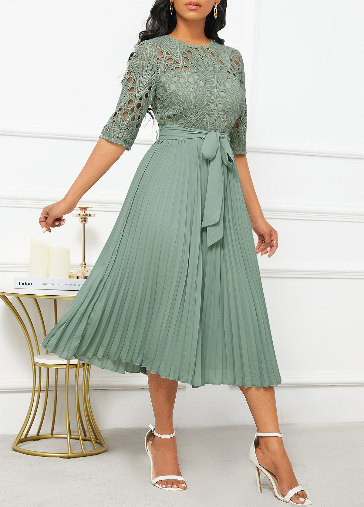 Rotita-Patchwork-Kleid in Salbeigrün mit Gürtel Rundhalsausschnitt und halben Ärmeln