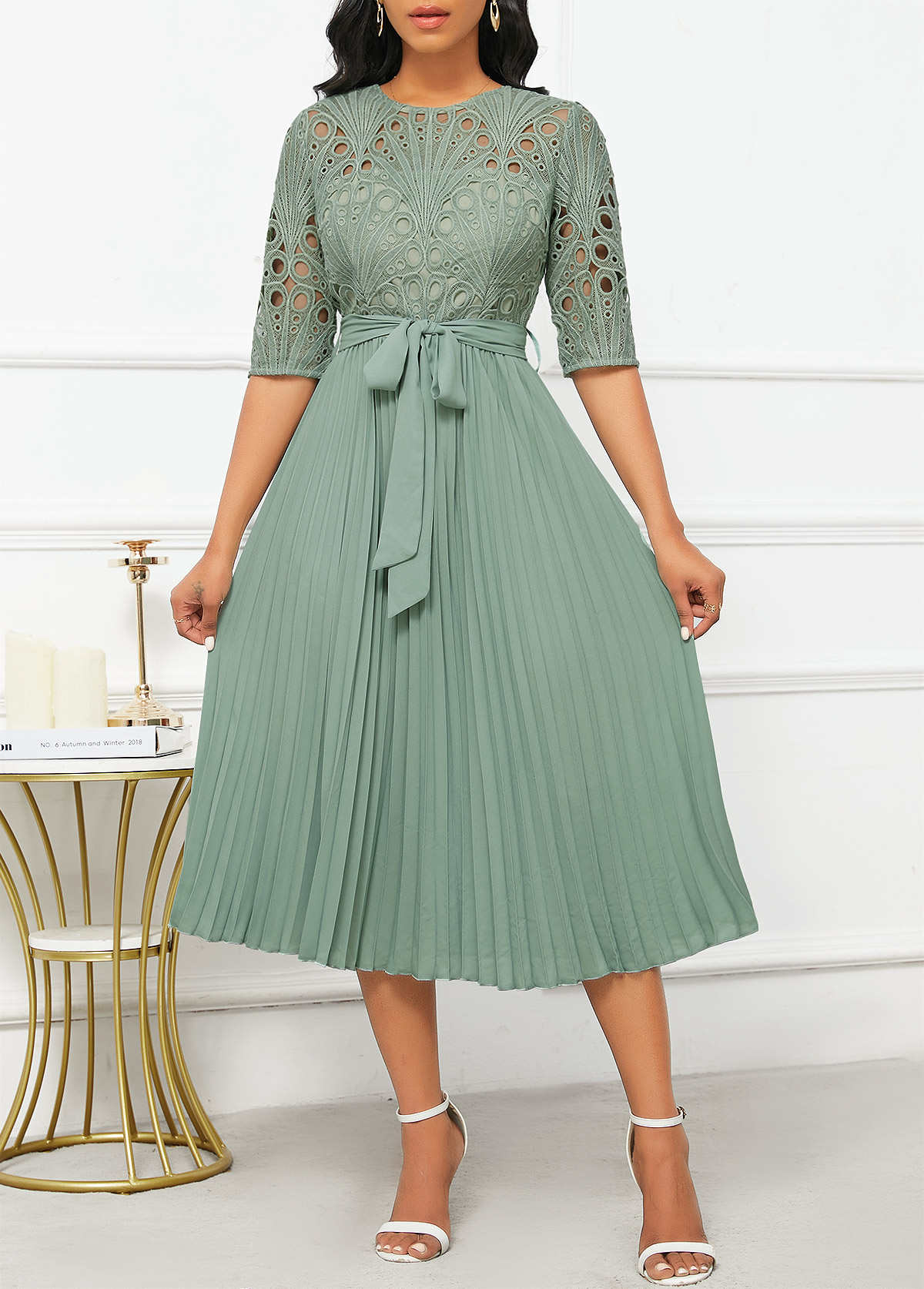 Rotita-Patchwork-Kleid in Salbeigrün mit Gürtel Rundhalsausschnitt und halben Ärmeln