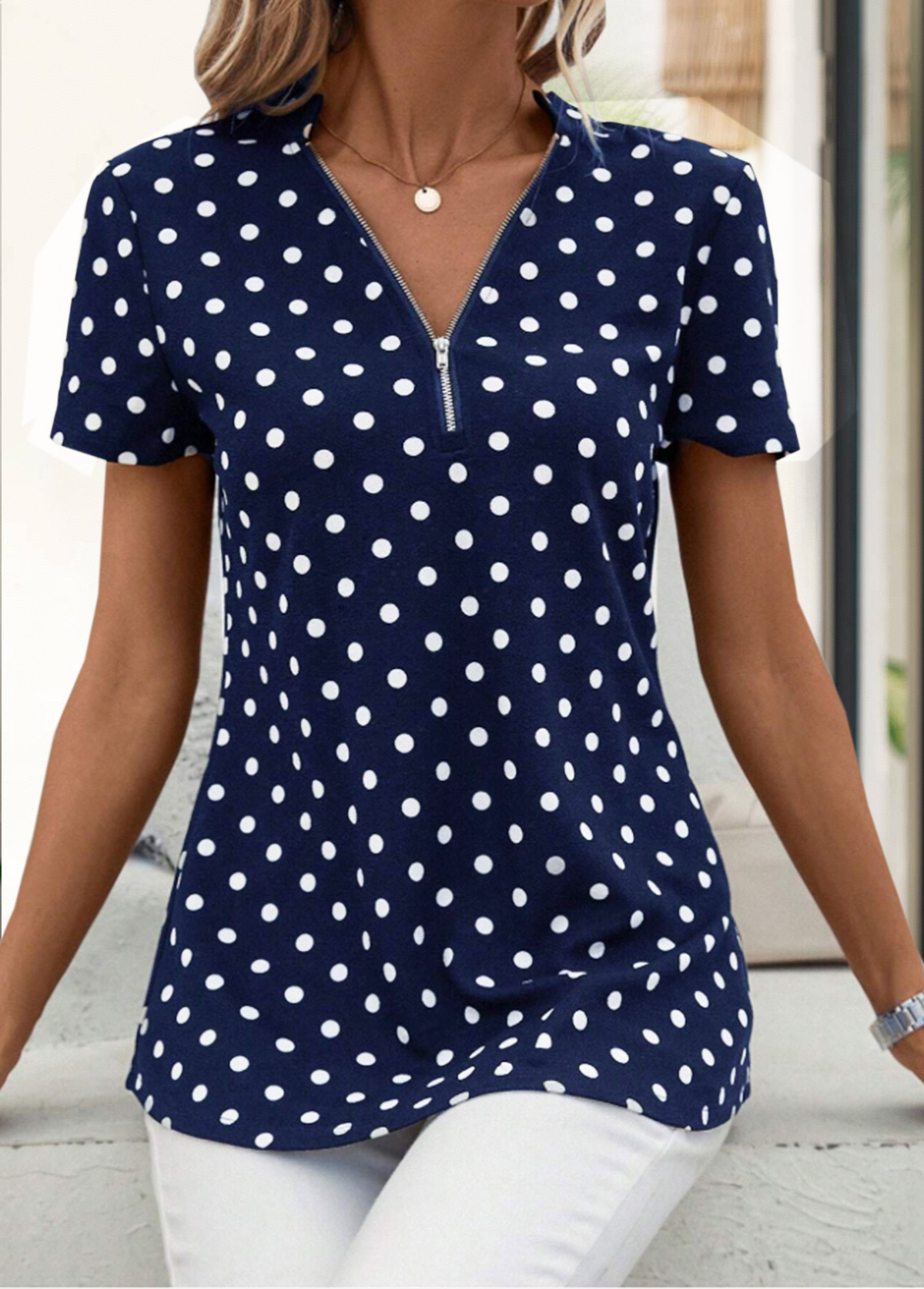 Rotita-T-Shirt mit Reißverschluss und Polka Dots in Marineblau mit V-Ausschnitt