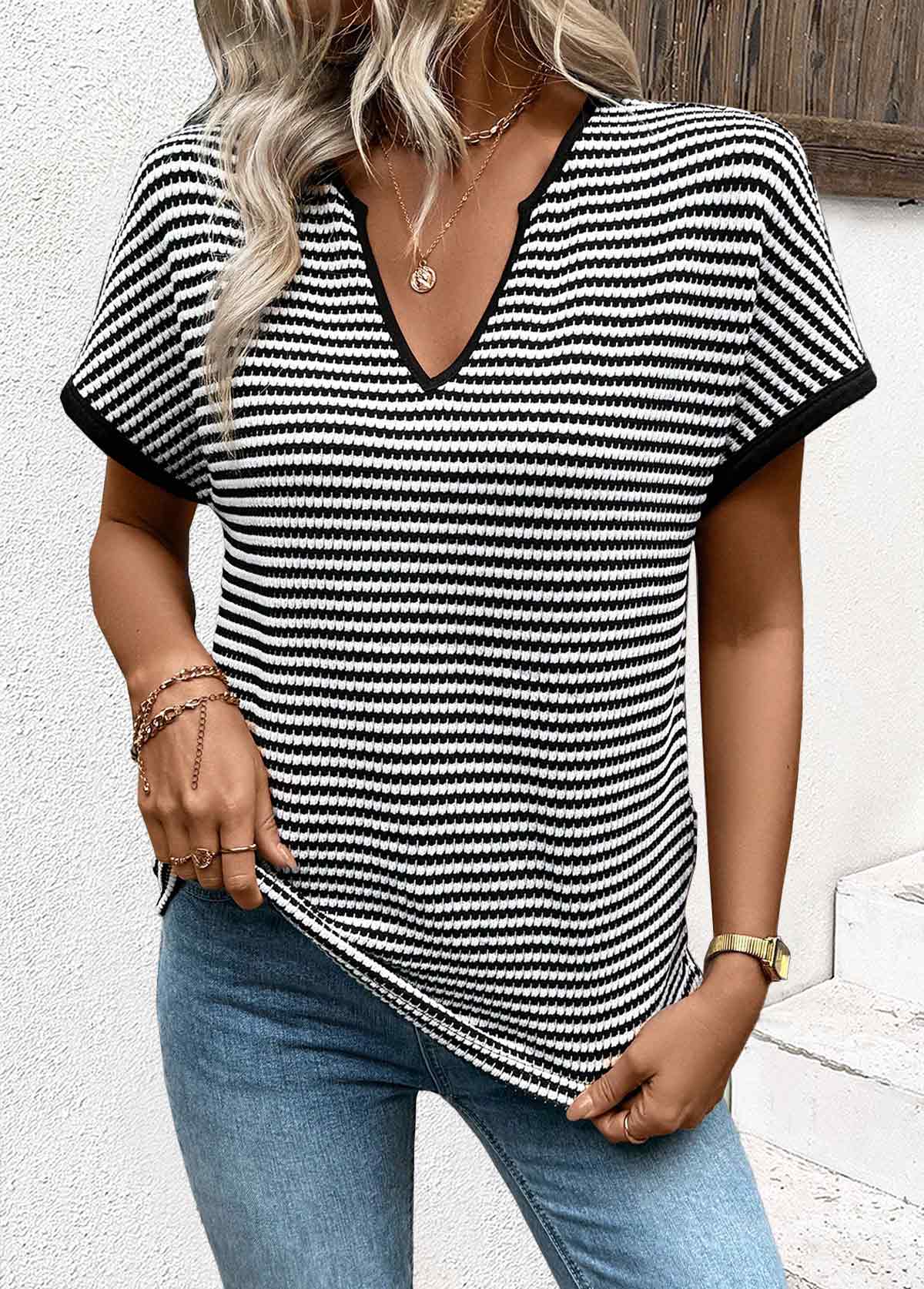 Rotita Jacquard-T-Shirt mit Schlitz am Halsausschnitt kurzärmlig schwarz