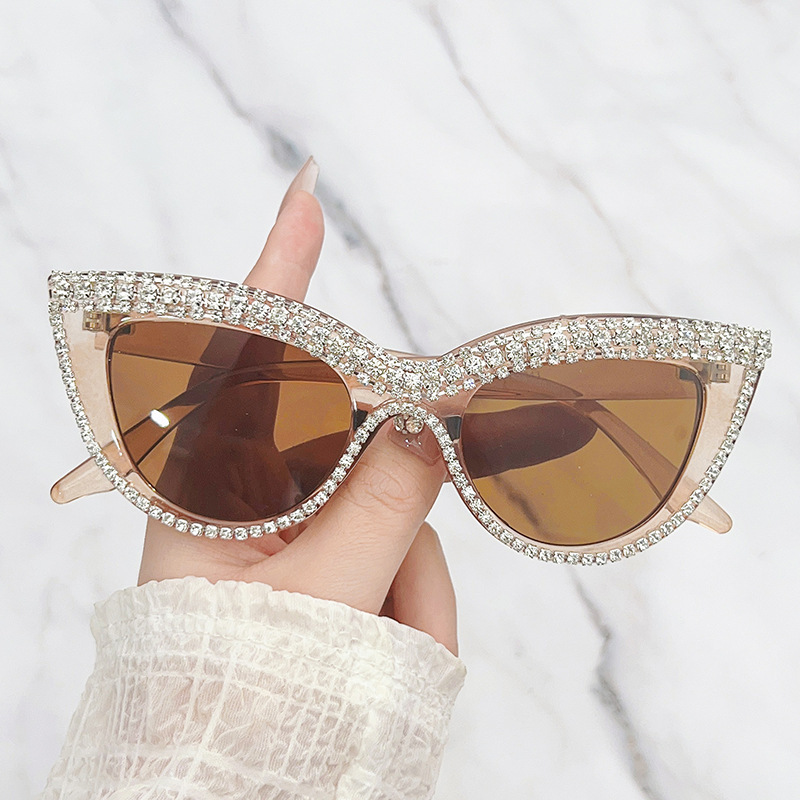 Kaffeebraune Sonnenbrille im Cat-Eye-Design