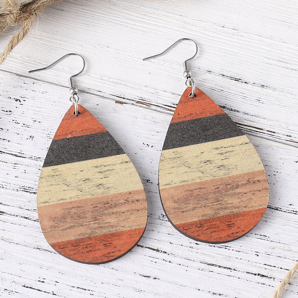 Ohrringe mit orangefarbenem Holzdetail im Tropfendesign