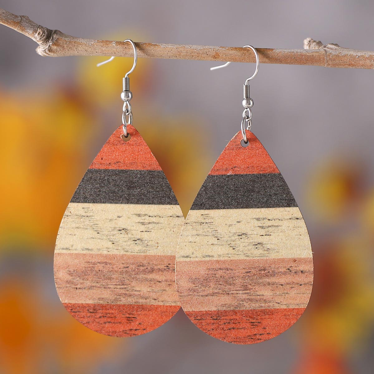 Ohrringe mit orangefarbenem Holzdetail im Tropfendesign