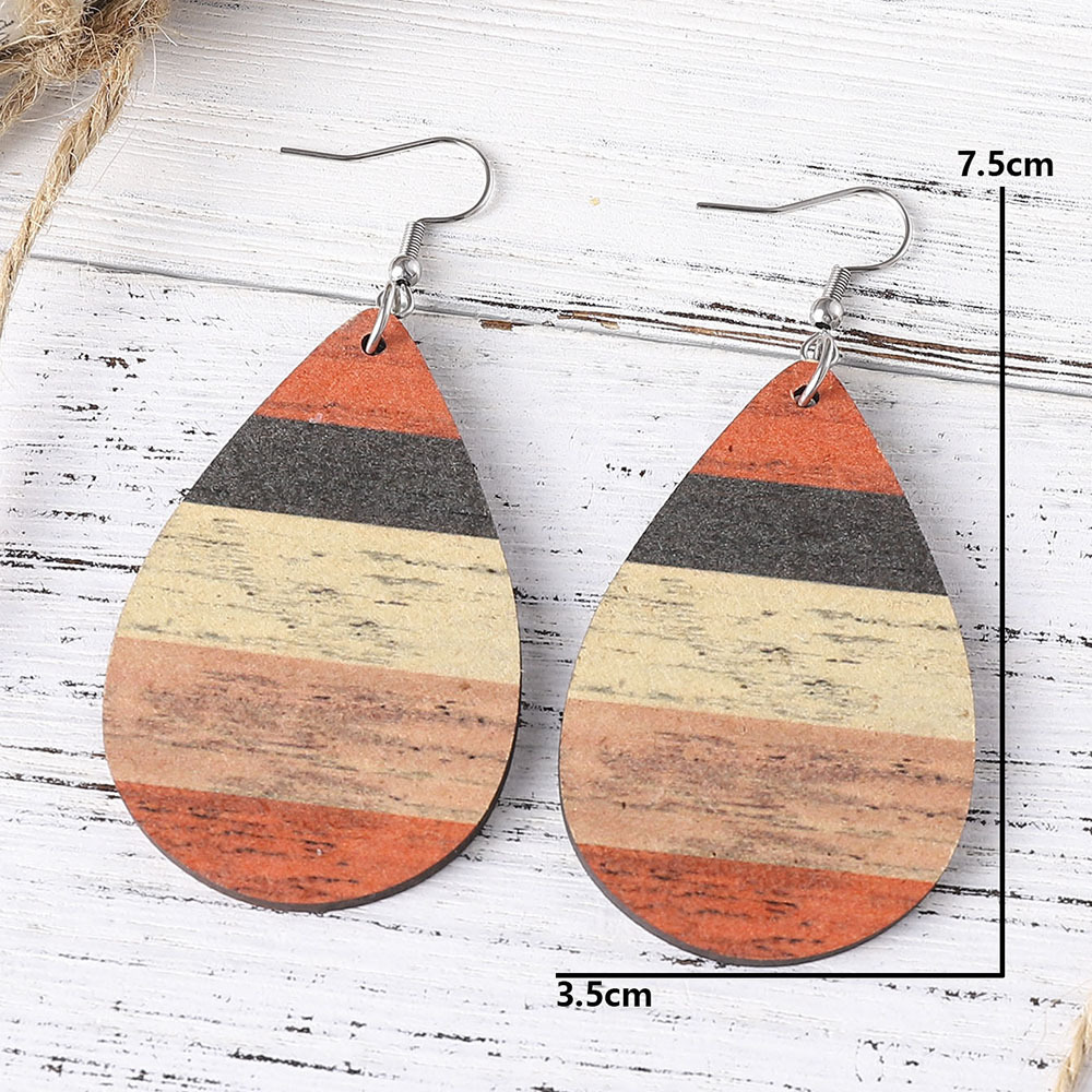 Ohrringe mit orangefarbenem Holzdetail im Tropfendesign