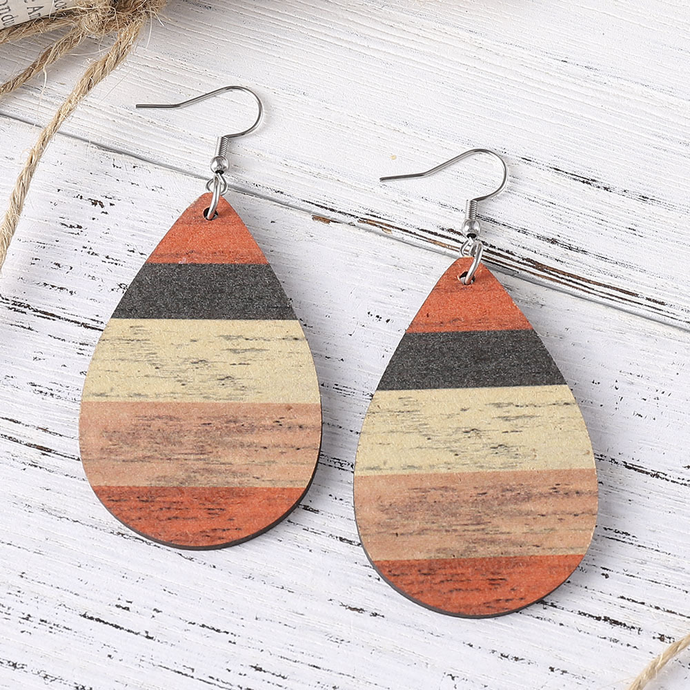 Ohrringe mit orangefarbenem Holzdetail im Tropfendesign