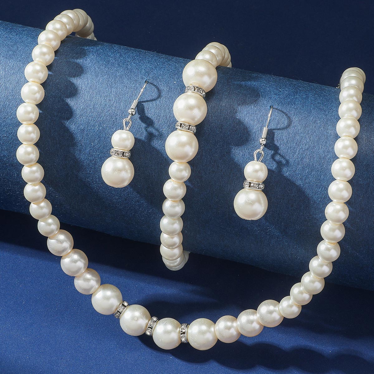 Set aus Halskette Ohrringen und Armband in Perlweiß