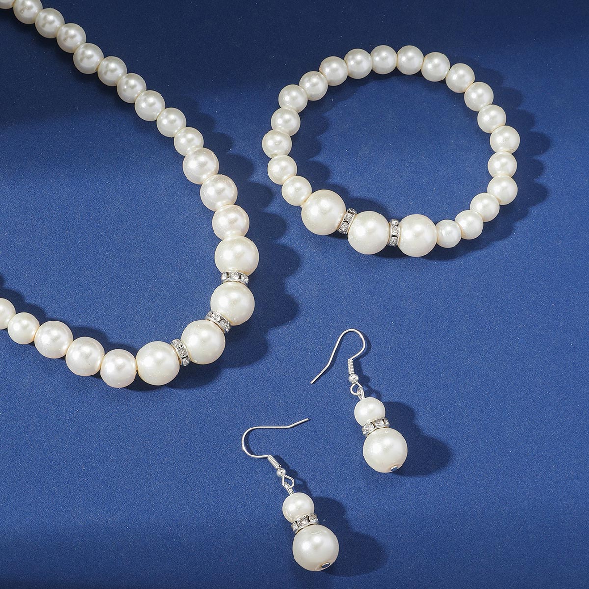 Set aus Halskette Ohrringen und Armband in Perlweiß