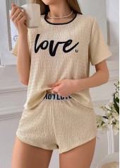Lounge-Top und Shorts in Hellkamel mit Buchstabenmuster
