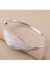 bracelet jonc couleur argent avec détails en métal en forme de feuille