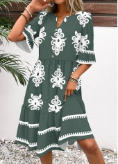 Rotita – Kleid mit Tribal-Print und geschlitztem Halsausschnitt und halblangen Ärmeln in Salbeigrün