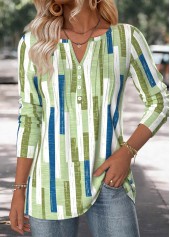 Rotita – Mehrfarbiges T-Shirt mit geschlitztem Halsausschnitt und geometrischem Aufdruck