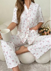 weißes Lounge-Oberteil und Hose mit kleinem Blumenmuster