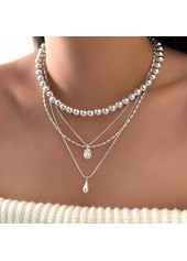 Collier à plusieurs rangs de perles en plastique blanc en forme de larme